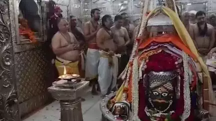 श्रावण_मास के पहले सोमवार को उज्जैन के श्री महाकालेश्वर मंदिर में विशेष भस्म आरती के लिए श्रद्धालुओं की भारी भीड़ उमड़ी।