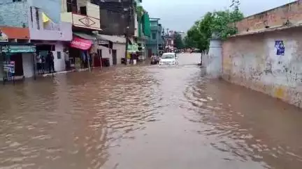 तालबेहट: पेट्रोल पंप के पास मुख्यमार्ग पर 3 फुट पानी आने से कई वाहन फंसे, 12 घंटे से बिजली गुल, लोगों में आक्रोश