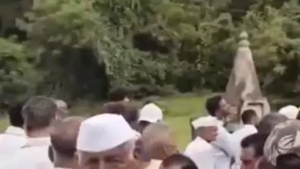महाबळेश्वर: खुर्शी तर्फ कुडाळ येथे स्मशानभूमीकडे जाणारा रस्ता अडवल्याने ग्रामस्थांनी रस्त्यावरच केले मृतदेहावर अंत्यसंस्कार