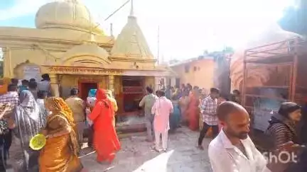 उतरौला: सावन के पहले सोमवार को तहसील क्षेत्र के शिव मंदिरों में उमड़ी लोगों की भीड़