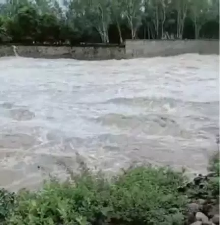 तालबेहट: मूसलाधार बारिश के कारण शहजाद बांध के 3 गेट खोलकर करीब 9000 क्यूसेक पानी की निकासी, निचले इलाकों में जारी हुआ अलर्ट