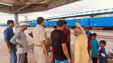 रीठी: रीठी रेलवे स्टेशन पर चोरी और मारपीट की बढ़ती घटनाएं, पुलिस ने बागड़ी समुदाय को दी सख्त चेतावनी