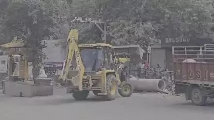 कल्पा: किन्नौर के रिकांगपिओ में सड़कों से हटाया जा रहा मलवा, नहर की खुदाई से निकले मलवे से सड़क पर उड़ रही थी धूल