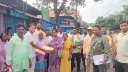 जामताड़ा: नगर परिषद मिहिजाम में सफाई कर्मचारियों के बीच रैन कोर्ट का वितरण किया गया