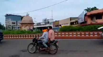 लाडपुरा: शराबी बाइक सवार ने महिला को मारी जोरदार टक्कर, ट्रैफिक पुलिस को देखकर तेज रफ्तार से निकले बिना हेलमेट