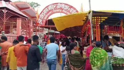जनता बाजार बाबा ढोढ नाथ मंदिर में प्रथम सोमवारी में जलाभिषेक करने हेतु श्रद्धालुओं की उमड़ी भारी भीड़