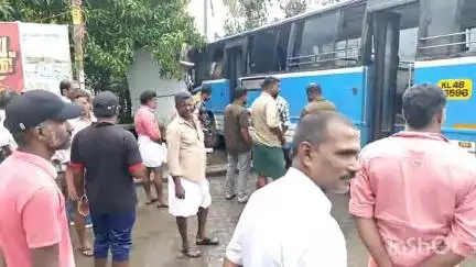 പട്ടാമ്പി: ബ്രേക്ക് നഷ്ടമായി, പട്ടാമ്പി സ്റ്റാന്റിൽ ബസ് നിയന്ത്രണംവിട്ട് അപകടം