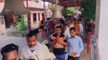 सवायजपुर: शिवालयों में उमड़ी भक्तों की भीड़, पाण्डव कालीन शिव मंदिर बिवियापुर में सुबह से लगी लंबी कतारें, किया जलाभिषेक