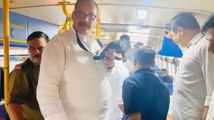 ಮಂಗಳೂರು: ಲಾಲ್  ಬಾಗ್ ನಲ್ಲಿ ಬಸ್ ಕಂಡಕ್ಟರ್ ಆಗಿ ಟಿಕೆಟ್ ನೀಡಿದ ಎಂಎಲ್ ಸಿ ಐವನ್ ಡಿಸೋಜಾ! ಬಸ್ ಪ್ರಯಾಣಿಕರಿಗೆ ಅಚ್ಚರಿ!