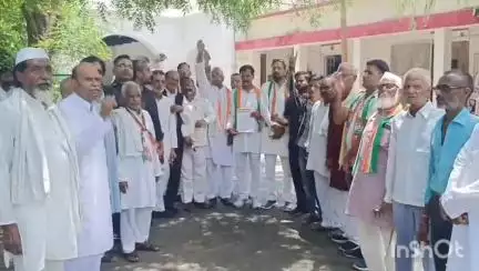 उरई: उरई में कांग्रेस कार्यकर्ताओं ने प्रदेश अध्यक्ष के खिलाफ मुदकम पर सरकार के खिलाफ प्रदर्शन किया, लगाए मुर्दाबाद के नारे