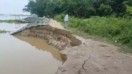 শান্তিপুর: নিয়মিত বর্ষার কারণে হরিপুর গ্রাম পঞ্চায়েতের নতুন গ্রামে ভাগীরথীর পাড়ে ভাঙ্গন, আতঙ্কে এলাকাবাসী