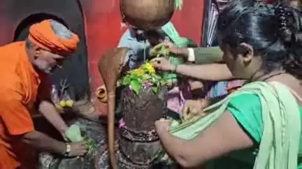 भिनगा: सावन के पहले सोमवार पर बाबा विभूति नाथ मंदिर समेत जिले के अन्य शिवालयों पर सुबह से जलाभिषेक चल रहा है