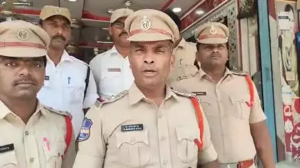మహబూబాబాద్: పట్టణంలోని షాప్ యజమానులు సీసీ కెమెరాలు ఏర్పాటు చేసుకోవాలని నోటీసులు జారీచేసిన సిఐ మహేందర్ రెడ్డి..