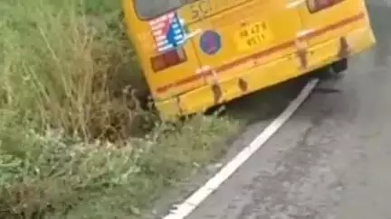 हिसार: बच्चों से भरी स्कूल बस गड्ढे में गिरी, रोडवेज बस ड्राइवर ने अचानक स्टेयरिंग घुमाया