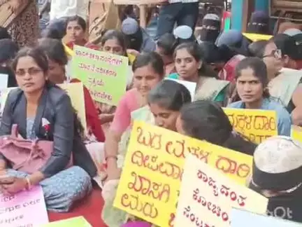 ಹುಮ್ನಾಬಾದ್: ಪಟ್ಟಣದಲ್ಲಿ ವಿವಿಧ ಬೇಡಿಕೆಗಳ ಈಡೇರಿಕೆಗೆ ಆಗ್ರಹಿಸಿ ಅನುದಾನ ರಹಿತ ಖಾಸಗಿ ಶಾಲಾ ಆಡಳಿತ ಮಂಡಳಿಗಳ ಸಂಘದಿಂದ ಬೃಹತ್ ಪ್ರತಿಭಟನಾ ರ್ಯಾಲಿ