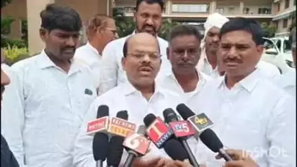వికారాబాద్: కోటపల్లి మండలం జిన్నారం వద్ద పంచాయతీ రాజ్ రోడ్డును ఆర్ అండ్ బి గా మార్చాలంటూ మండల నాయకులు కలెక్టర్ కు వినతి