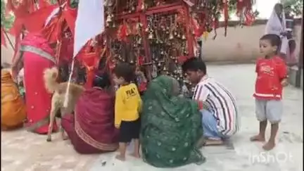 दातागंज: तहसील क्षेत्र के मंदिरों में सावन माह के पहले सोमवार को उमड़ी भक्तों की भारी भीड़