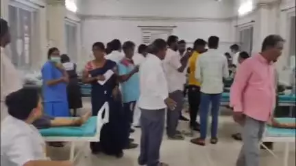 ಶೋರಾಪುರ: ದೇವಾಪುರ ಗ್ರಾಮದ ಬಾಲಕಿಯರ ವಸತಿ ನಿಲಯದಲ್ಲಿ ಕಳಪೆ ಆಹಾರ ಸೇವಿಸಿ ವಿದ್ಯಾರ್ಥಿನಿಯರು ಅಸ್ವಸ್ಥ, ಆಸ್ಪತ್ರೆಗೆ ದಾಖಲು