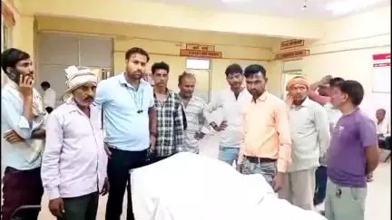 शिकोहाबाद: माधवगंज फीडर पर संविदाकर्मी लाइनमैन की करंट लगने से हुई मौत, परिजनों ने लापरवाही के आरोप लगाए