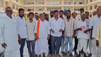 నిర్మల్: లోకేశ్వరం మండలం అర్లీ గొడిసెరా గ్రామంలో అక్రమ డీ 1 పట్టాలు రద్దు చేయాలని జిల్లా కలెక్టర్ కార్యాలయం ఎదుట గ్రామస్తుల ధర్నా