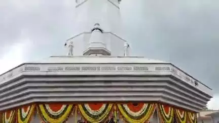 टीकमगढ़: श्रावण मास के पहले सोमवार को शिवधाम कुंडेश्वर में उमड़ी भक्तों की भीड़, पुलिस बल तैनात