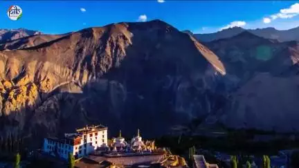 जनजातीय गौरव वर्ष भगवान बिरसा मुंडा की 150वीं जयंती और आदिवासी नायकों की असाधारण विरासत और उनके योगदान का स्मरणोत्सव है।
