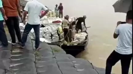 শান্তিপুর: শান্তিপুরে গঙ্গা ভাঙন পরিদর্শনে গিয়ে সাংবাদিকদের প্রশ্নে মেজাজ হারালেন শান্তিপুরের বিধায়ক ব্রজকিশোর গোস্বামী