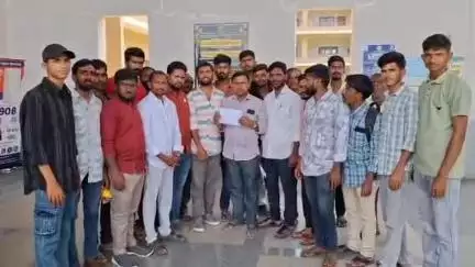 నిర్మల్: కుబీర్ మండలం సాంగ్వి గ్రామంలో మౌలిక వసతులు కల్పించాలని జిల్లా కలెక్టరేట్ ఎదుట గ్రామస్తుల ధర్నా, వినతిపత్రం అందజేత