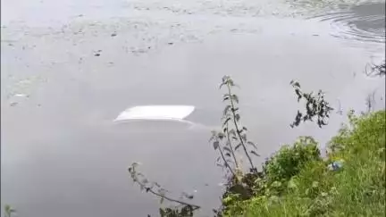 বাঘমুণ্ডী: দুয়ারসিনীতে পূজা দিতে আসার মুহূর্তে জারগোর বড় বাঁধে নিয়ন্ত্রণ হারিয়ে হুড়মুড়িয়ে ঢুকে পড়লো সুইফ্ট ডিজায়ার