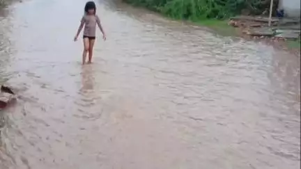 बूंदी: नमाना क्षेत्र में पिछले 7 घंटे से झमाझम बारिश का दौर जारी, मुख्य सड़क पर आया एक फिट पानी, आवागमन हुआ बंद