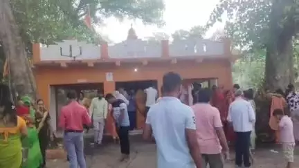 बदलापुर: चंदापुर में स्थित प्राचीन गौरी शंकर मंदिर पर सावन के पहले सोमवार को श्रद्धालुओं की भीड़, पुलिस प्रशासन मुस्तैद