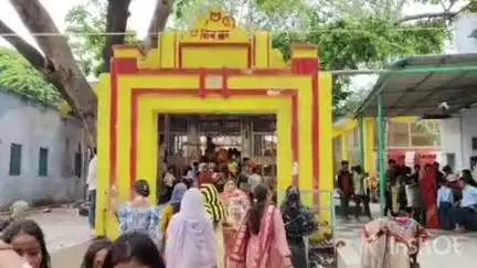 हाथरस: सावन माह के पहले सोमवार को शहर के शिवालयों में उमड़ा भक्तों का जनसैलाब, लगी लंबी लाइन, हर हर महादेव के जयकार