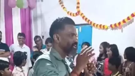 കണ്ണൂർ: കൊലക്കേസ് പ്രതി ധർമ്മടത്ത് ബാലസംഘം സമ്മേളനത്തിൽ പങ്കെടുത്തത് വിവാദമായി, ദൃശ്യം പുറത്ത്