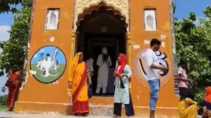 पडरौना: सावन के पहले सोमवार को मटिहनिया बुजुर्ग शिव मंदिर में जलाभिषेक करने उमड़े श्रद्धालु, मंदिर की बदहाली पर जताया दुःख