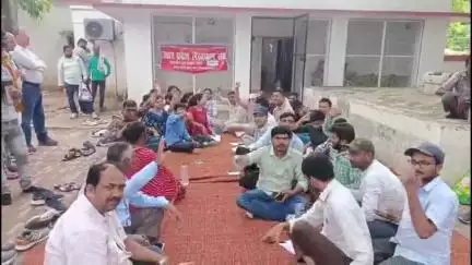 तहसील सदर के प्रांगण में लेखपाल संघ ने हापुड़ घटना के विरोध में धरना दिया