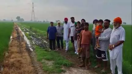 ਕਪੂਰਥਲਾ: ਪਿੰਡ ਦਬੂਲੀਆਂ 'ਚ ਸੜਕ ਨਾ ਬਣਨ ਕਾਰਨ ਇਲਾਕਾ ਵਾਸੀ ਪਰੇਸ਼ਾਨ #jansamasya