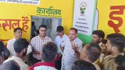 दतिया नगर: कृषि उपज मंडी में खाद न मिलने से परेशान किसानों ने किया हंगामा, एसडीएम ने दी समझाइश