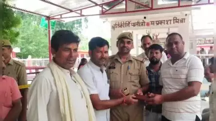 सवायजपुर: बिवियापुर शिव मंदिर पर खोया श्रद्धालु का मोबाइल, कमेटी ने 10 मिनट में खोजकर सौंपा, श्रद्धालु ने जताया आभार