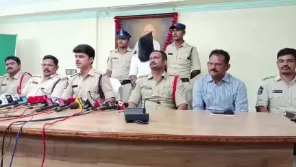శ్రీకాకుళం: బాలాజీ నగర్ లో ఉంటున్న వృద్ధురాలిపై దాడి చేసి బంగారం తీసుకువెళ్లిన వ్యక్తిని అరెస్టు చేసిన జిల్లా ఎస్పీ మహేశ్వర్ రెడ్డి