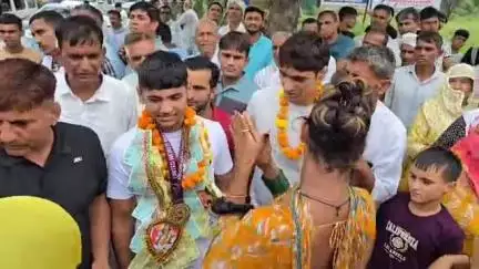 झज्जर: समसपुर माजरा के किसान के बेटे ने रेसलिंग में जीता गोल्ड, पहलवान योगेश्वर दत्त के अखाड़े में ली थी सीख