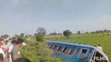 धर्माबाद: चिकना फाटा येथे कारला वाचवताना दुचाकीला धडक देत बस गेली खड्ड्यात; ३ जण गंभीर जखमी, तर एकाचा मृत्यू