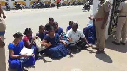 விருதுநகர்: பணி நீக்கம் செய்யப்பட்ட GH ஒப்பந்த ஊழியர்கள், மீண்டும் பணியில் நியமிக்கக் கோரி ஆட்சியரகத்தில் போராட்டம்