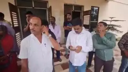 ଯାଜପୁର: ନୂଆଗାଁ ଛକରୁ ପ୍ରସ୍ତାବିତ ମଦ ଦୋକାନକୁ ହଟେଇବା ଦାବିରେ କେଏନଡିଏ କାର୍ଯ୍ୟାଳୟରେ ଜିଲ୍ଲାପାଳଙ୍କୁ ସରପଞ୍ଚ ଓ ଲୋକ ପ୍ରତିନିଧିଙ୍କ ଦାବିପତ୍ର