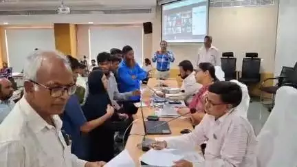 నిర్మల్: కలెక్టరేట్‌లో నిర్వహించిన ప్రజావాణిలో ప్రజల నుంచి అర్జీలు స్వీకరించిన కలెక్టర్ అభిలాష అభినవ్