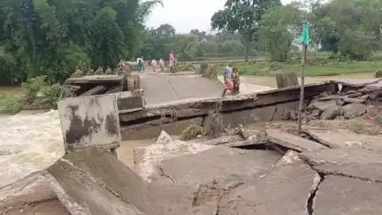 বলরামপুর: পোনবাদ গ্রামে সেতু ভেঙে বিপর্যস্ত বলরামপুরের বিস্তীর্ণ এলাকার যোগাযোগ ব্যবস্থা