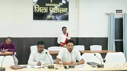 मुंगेर: जिलाधिकारी अरविन्द कुमार वर्मा की अध्यक्षता में संग्रहालय सभागार में साप्ताहिक समीक्षा बैठक आयोजित की गई