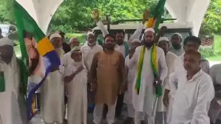 मऊ: कलेक्ट्रेट में पीस पार्टी के लोगों ने विद्यालय मर्ज को लेकर भाजपा सरकार के खिलाफ किया प्रदर्शन, सौंपा ज्ञापन