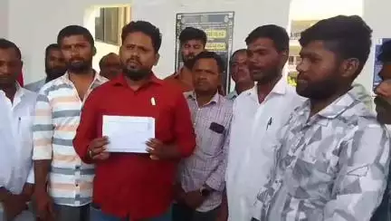 ముధోల్: కుబీర్ మండలం సాంగ్వి గ్రామంలో నెలకొన్న సమస్యలను పరిష్కరించాలని గ్రామస్తులు జిల్లా కేంద్రంలోని కలెక్టర్ కు ఫిర్యాదు