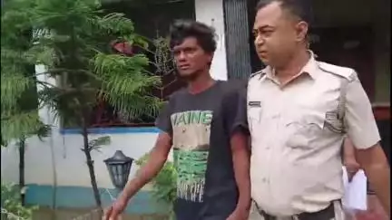 নবদ্বীপ: জাতীয় বিদ্যালয় স্কুলে চুরির ঘটনায় যুক্ত থাকার অভিযোগে দন্ডপানিতলা ঘাট এলাকা থেকে গ্রেপ্তার যুবক,পেশ করা হল আদালতে