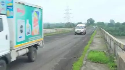 નાંદોદ: નર્મદા જિલ્લા કલેકટર SK મોદી દ્વારા રાજપીપળા થી ડેડીયાપાડા જતા જીતનગર કરજણ નદી ઉપર બનાવેલ બ્રિજ ની મુલાકાત કરી.